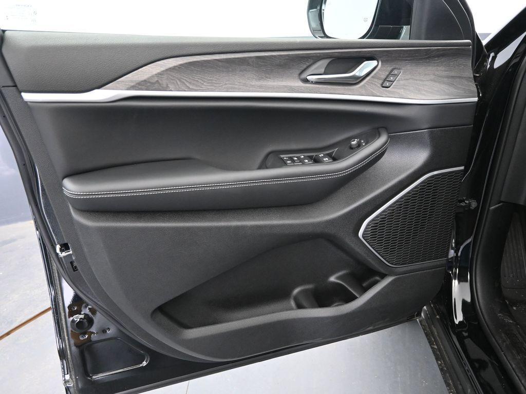 new 2025 Jeep Grand Cherokee L car, priced at $50,881