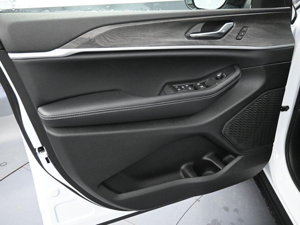 new 2025 Jeep Grand Cherokee L car, priced at $52,391