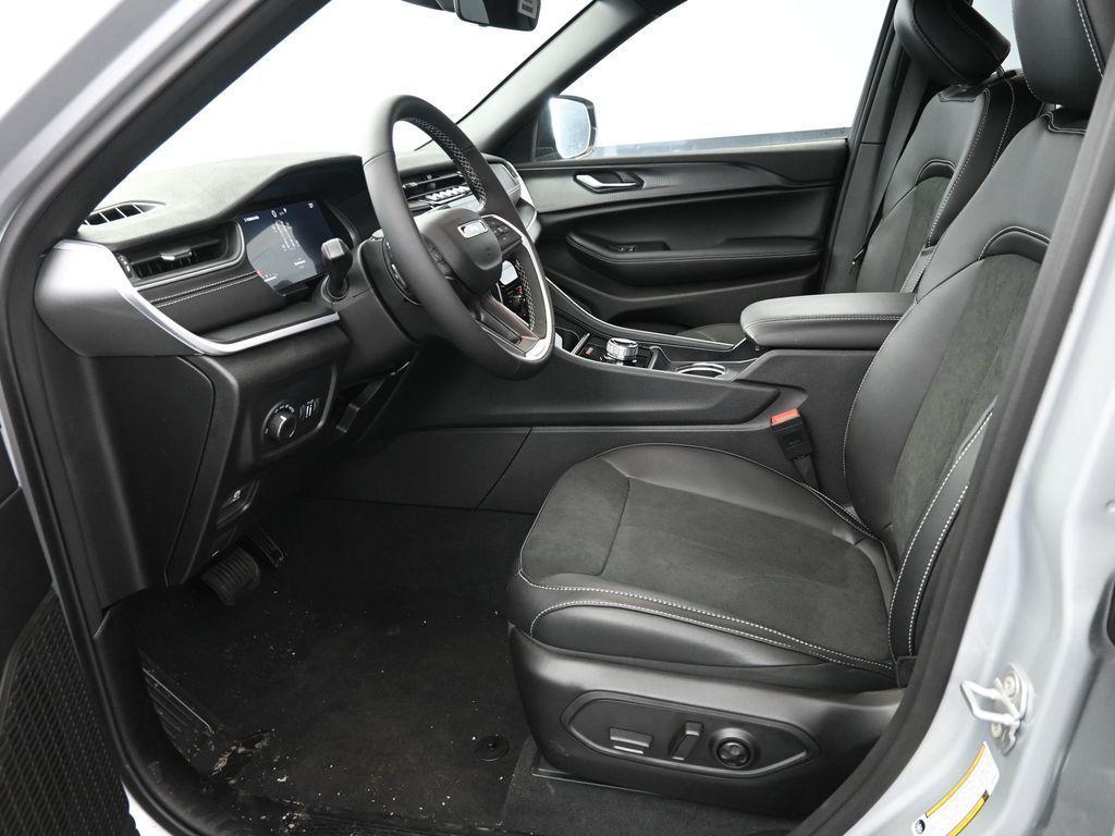 new 2025 Jeep Grand Cherokee car, priced at $43,158