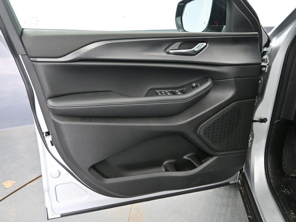 new 2025 Jeep Grand Cherokee car, priced at $43,158