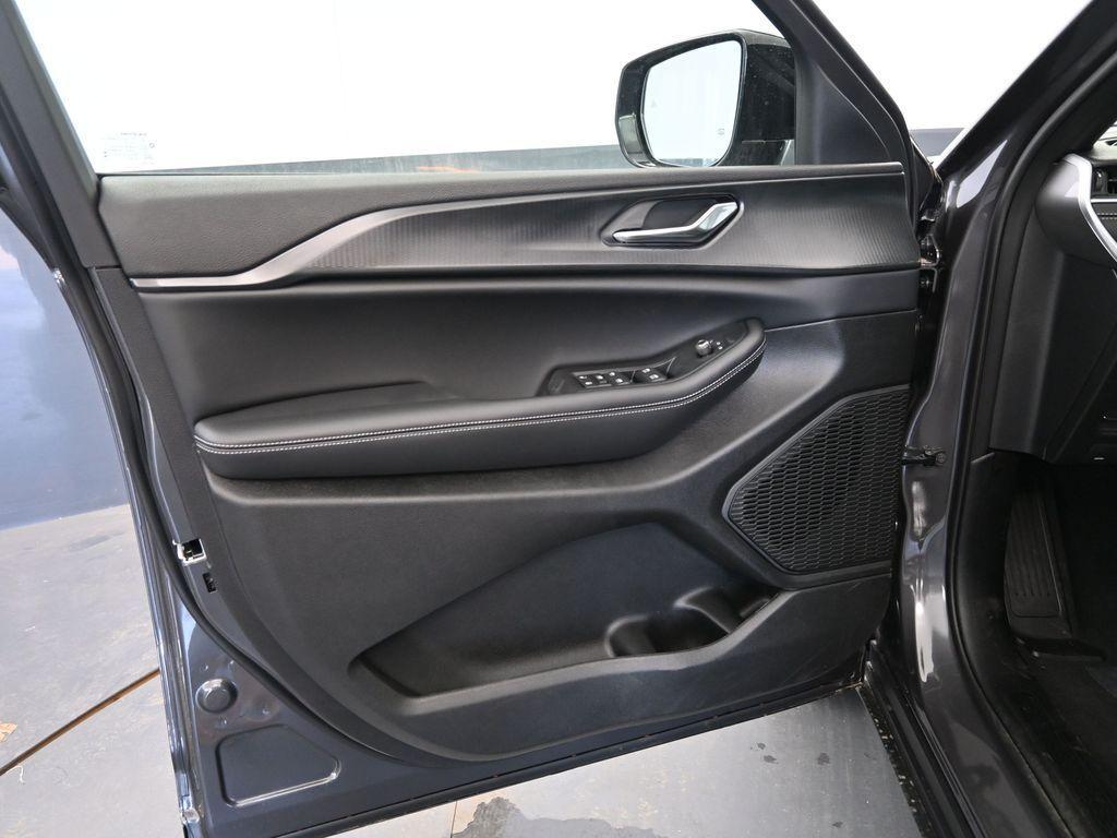 new 2025 Jeep Grand Cherokee L car, priced at $47,037