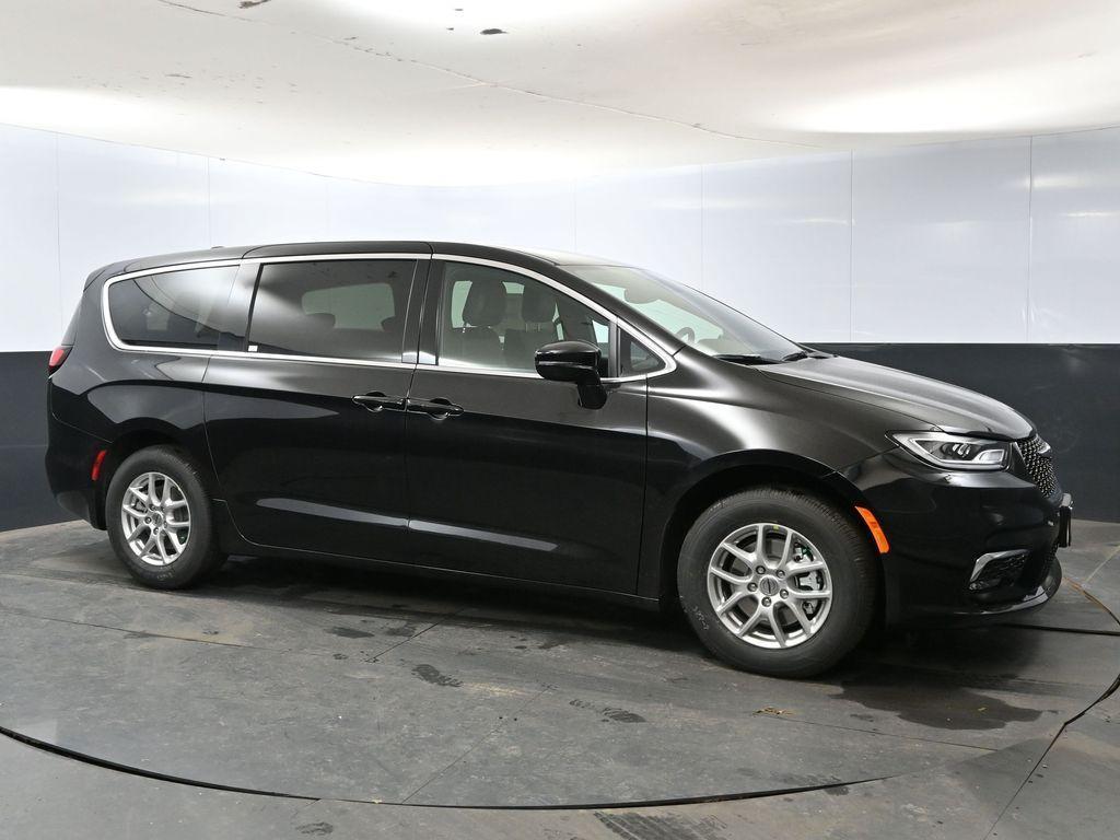 new 2025 Chrysler Pacifica car, priced at $37,774