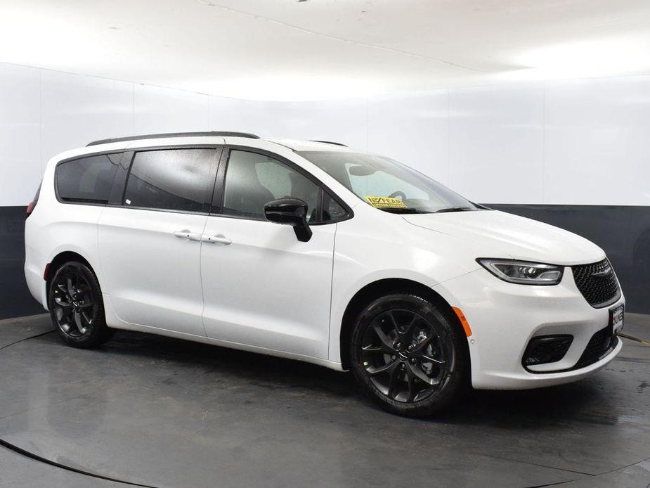 new 2024 Chrysler Pacifica car, priced at $43,518