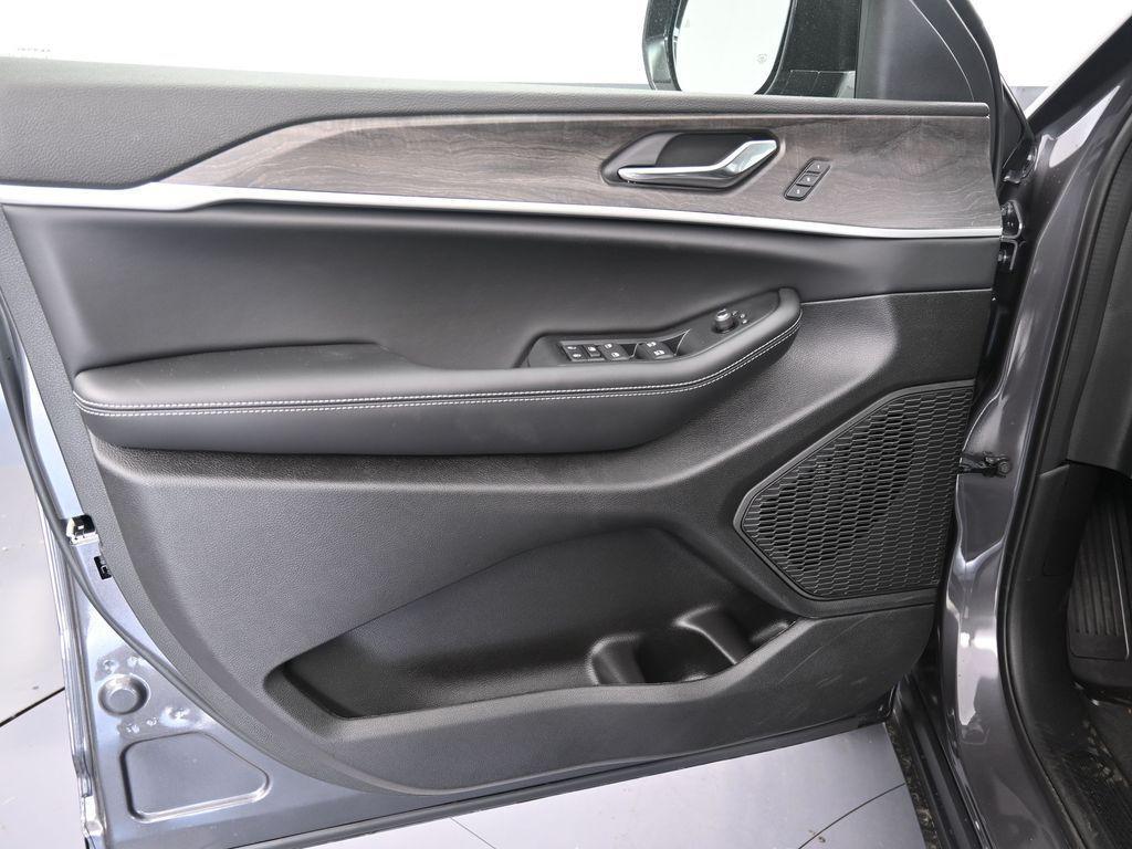 new 2025 Jeep Grand Cherokee car, priced at $50,408