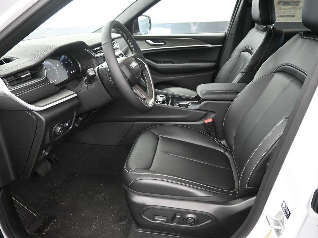 new 2025 Jeep Grand Cherokee car, priced at $47,622