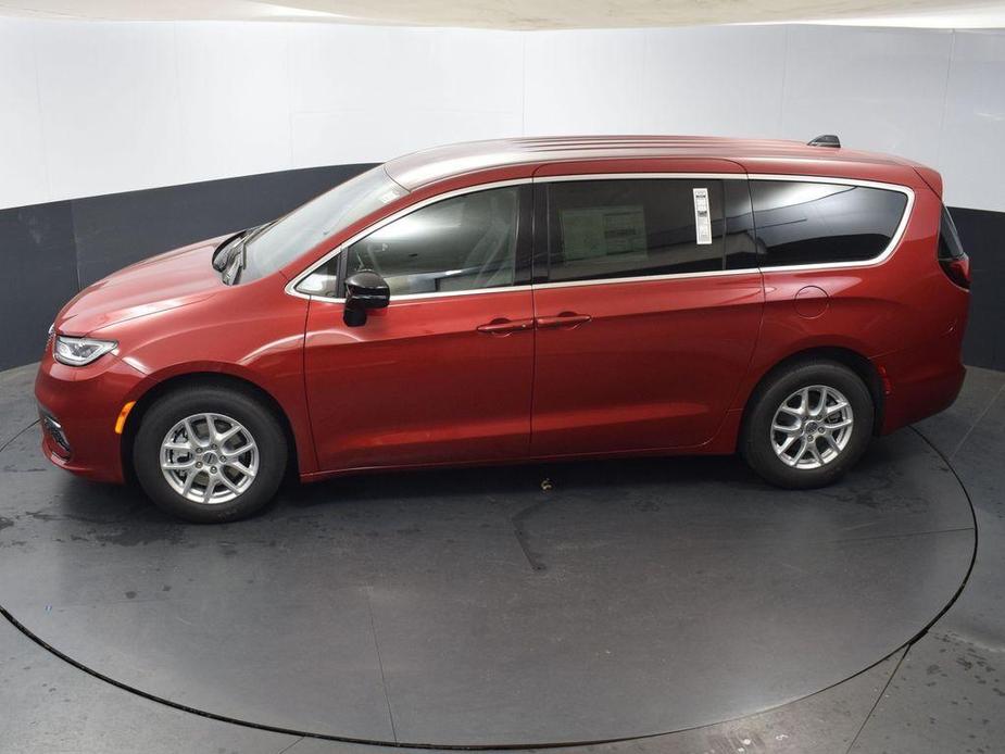 new 2025 Chrysler Pacifica car, priced at $39,206