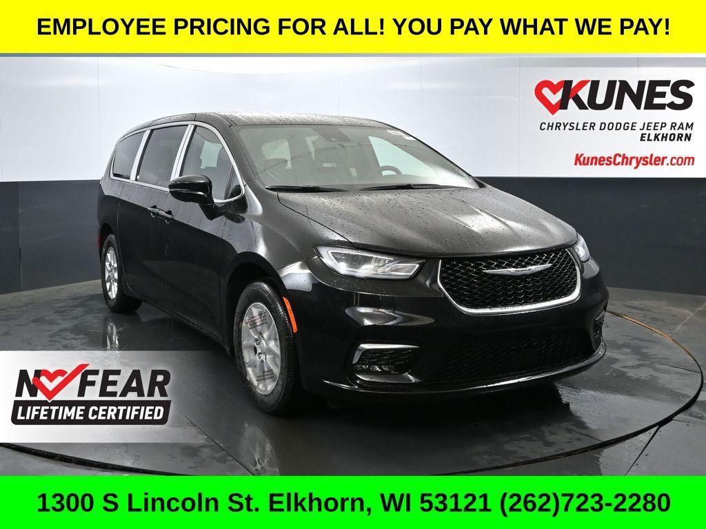 new 2025 Chrysler Pacifica car, priced at $41,752