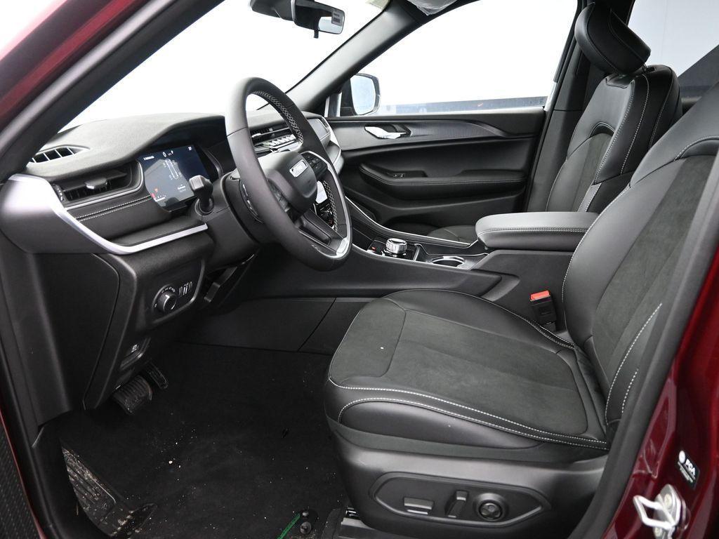 new 2025 Jeep Grand Cherokee car, priced at $45,570
