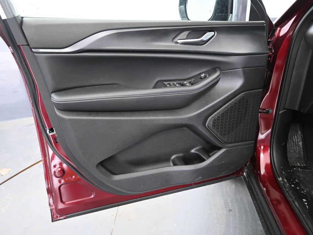 new 2025 Jeep Grand Cherokee car, priced at $45,570