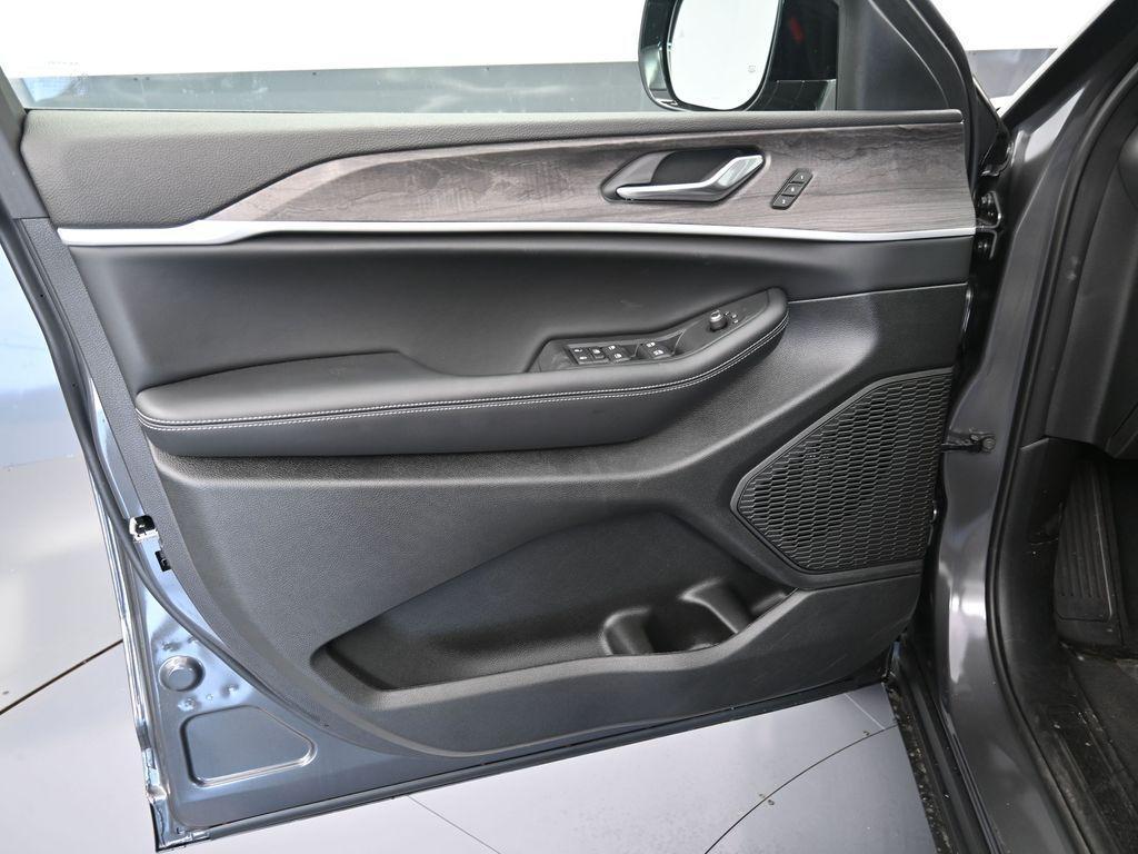 new 2025 Jeep Grand Cherokee car, priced at $48,755