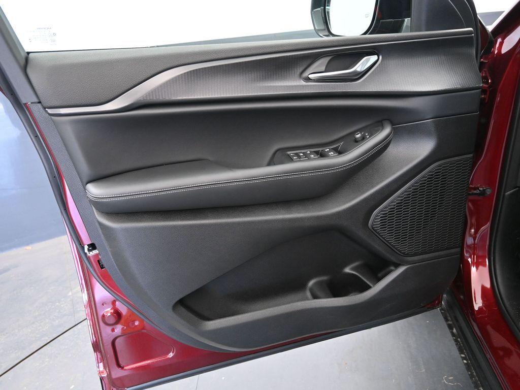 new 2025 Jeep Grand Cherokee L car, priced at $47,622