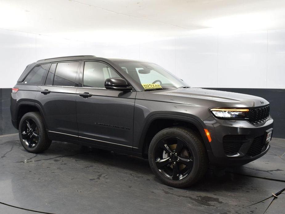 new 2024 Jeep Grand Cherokee car, priced at $38,172