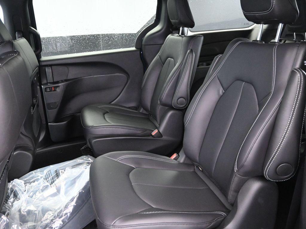 new 2025 Chrysler Pacifica Hybrid car, priced at $48,096