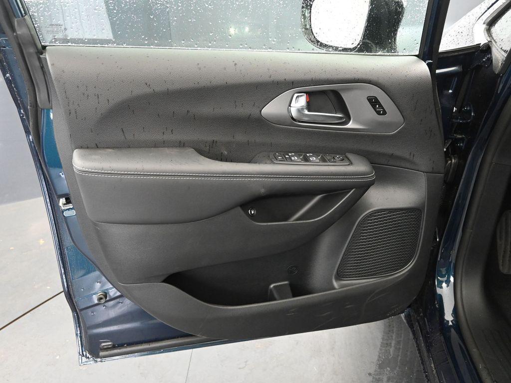 new 2025 Chrysler Pacifica Hybrid car, priced at $48,096