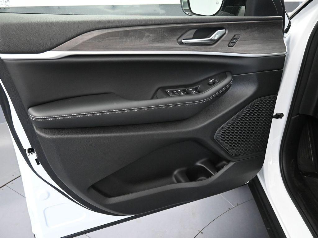 new 2025 Jeep Grand Cherokee L car, priced at $52,391