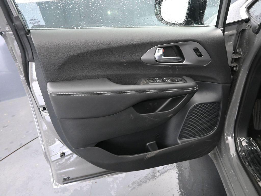 new 2025 Chrysler Pacifica car, priced at $42,247
