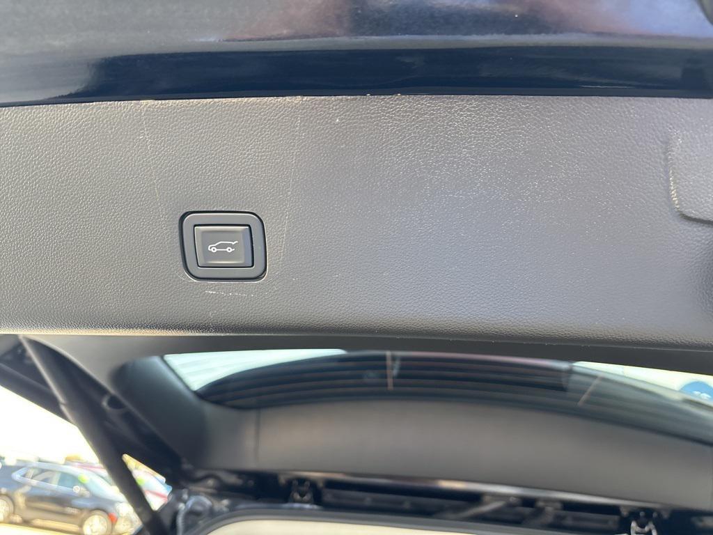 used 2021 Chevrolet Traverse car, priced at $26,143