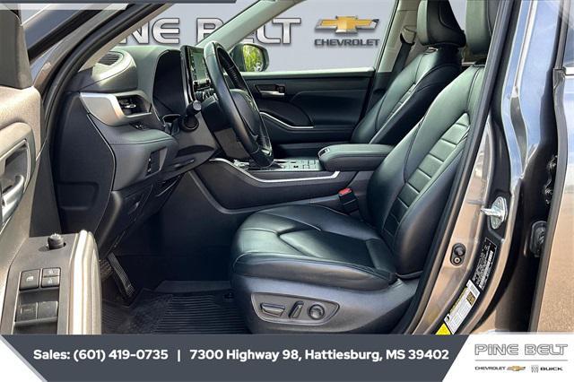 used 2022 Toyota Highlander car, priced at $33,858