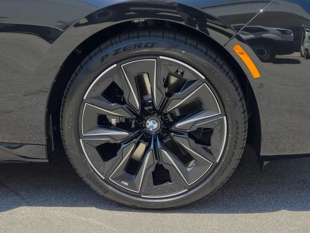 new 2025 BMW 760 car, priced at $132,125