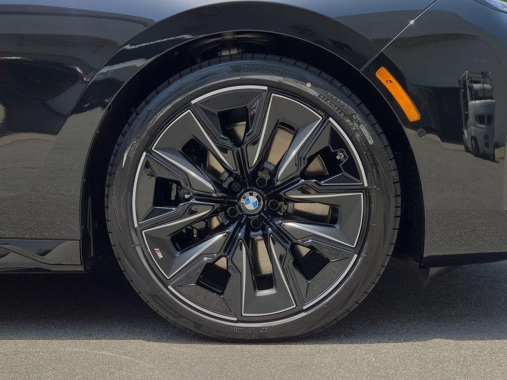 new 2025 BMW 760 car, priced at $135,275