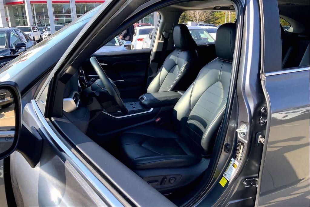 used 2024 Toyota Highlander car, priced at $39,015