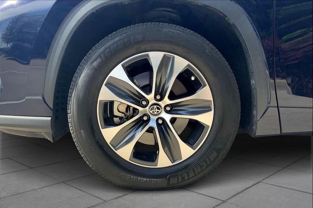 used 2021 Toyota Highlander car, priced at $31,262