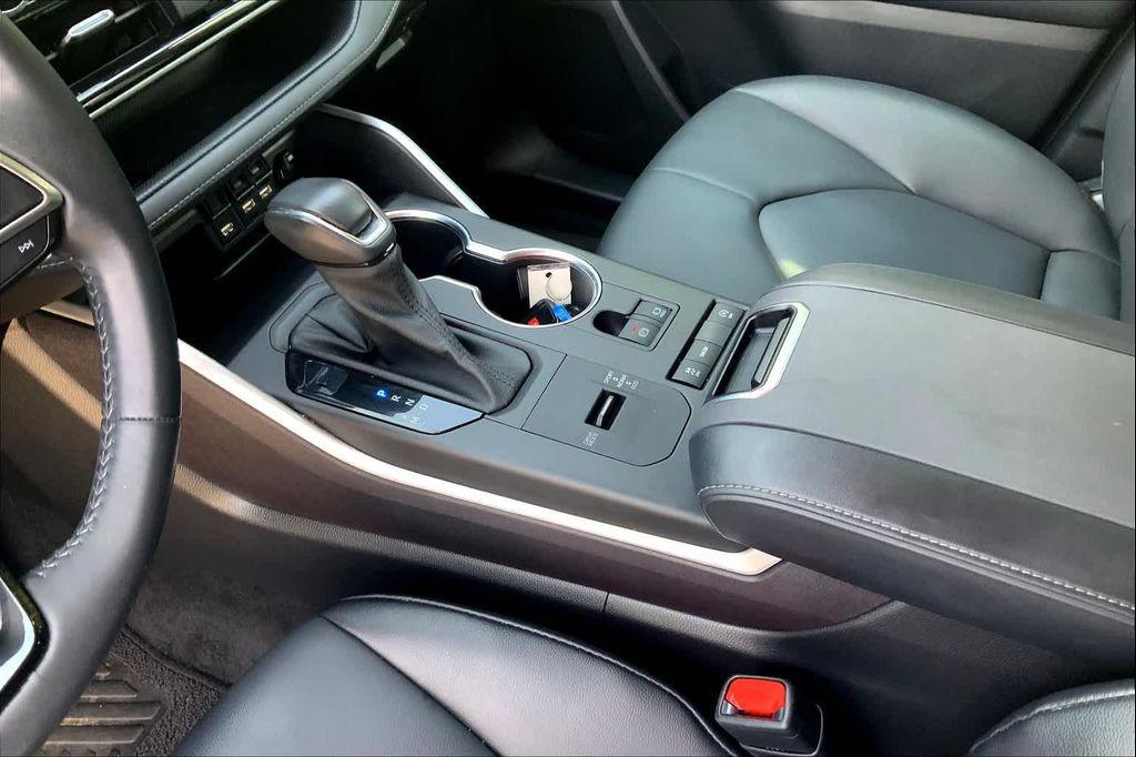 used 2021 Toyota Highlander car, priced at $31,262
