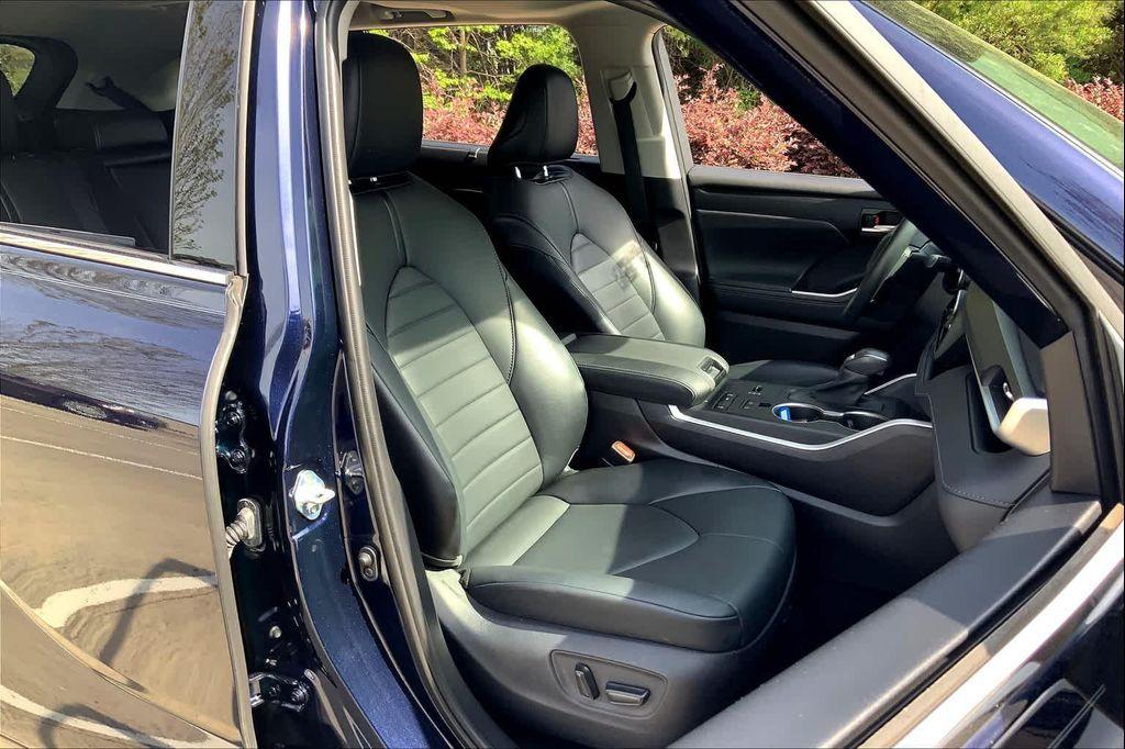 used 2021 Toyota Highlander car, priced at $31,262
