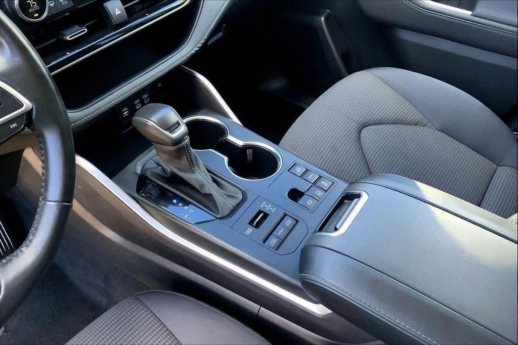used 2024 Toyota Highlander car, priced at $33,158