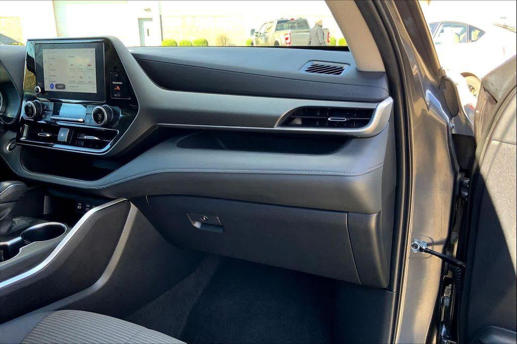 used 2024 Toyota Highlander car, priced at $33,158