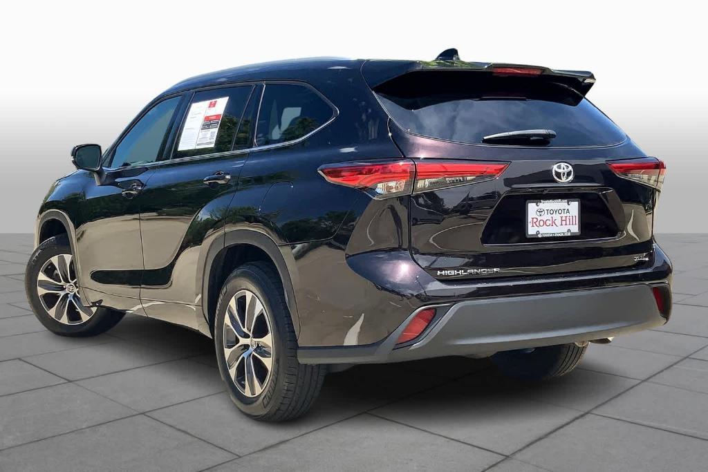used 2022 Toyota Highlander car, priced at $33,114