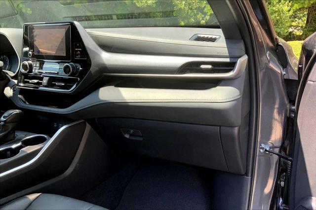 used 2024 Toyota Highlander car, priced at $41,399