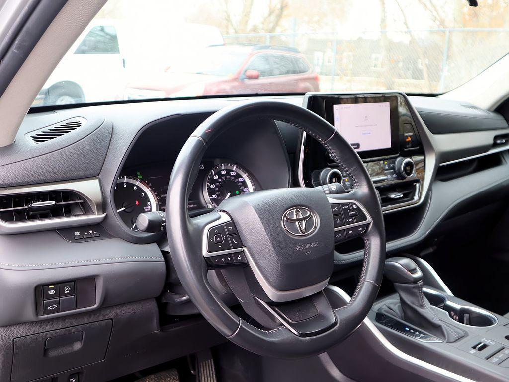 used 2024 Toyota Highlander car, priced at $33,499
