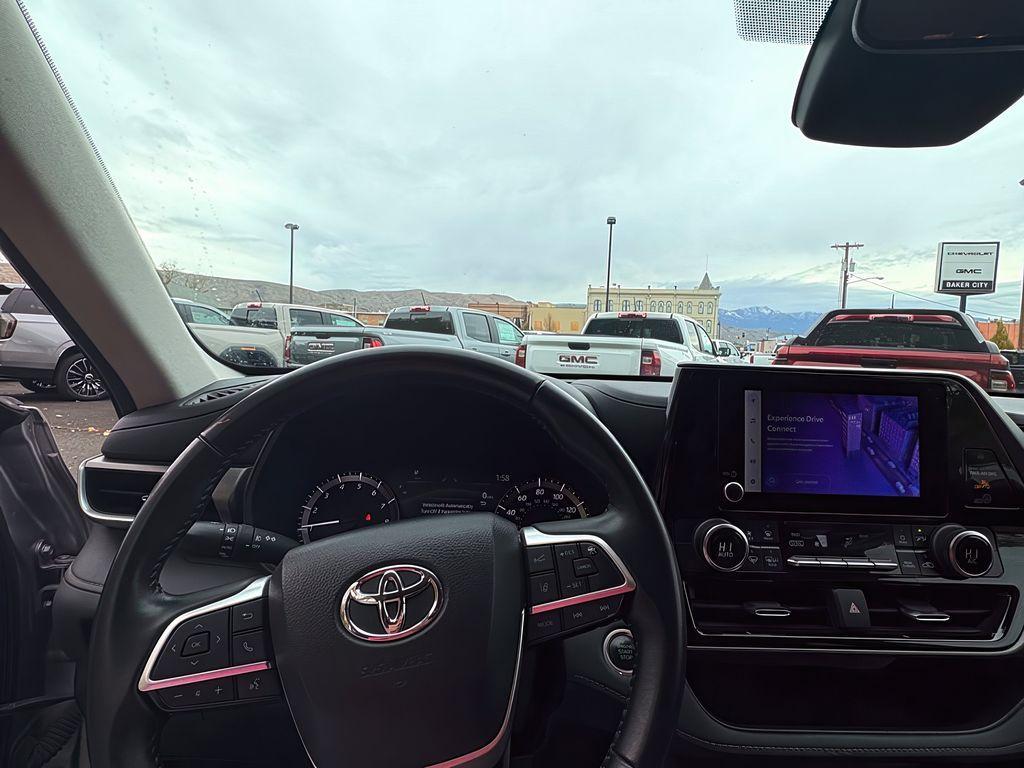 used 2024 Toyota Highlander car, priced at $36,999