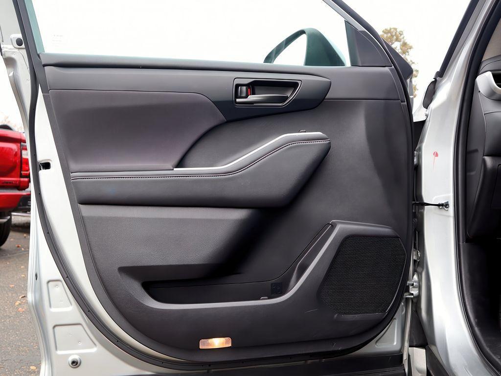 used 2024 Toyota Highlander car, priced at $33,499