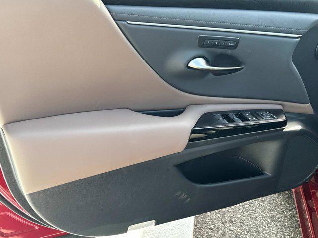new 2025 Lexus ES 350 car, priced at $47,719