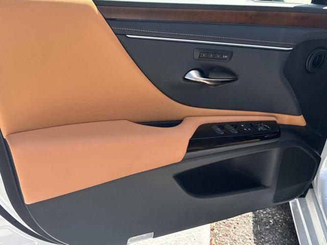 new 2025 Lexus ES 300h car, priced at $54,024