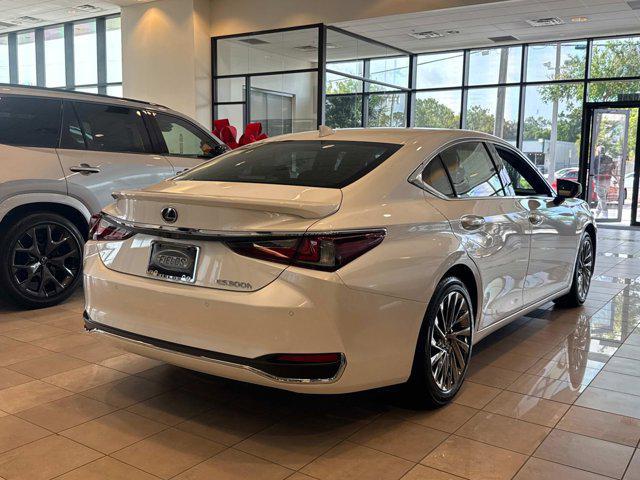 new 2025 Lexus ES 300h car, priced at $56,924