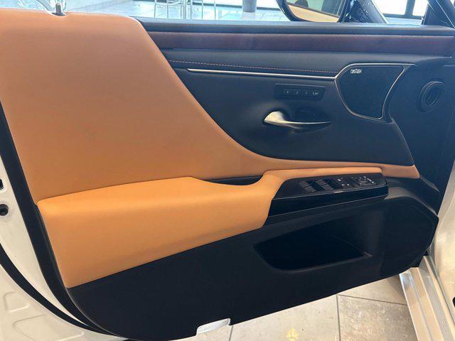 new 2025 Lexus ES 300h car, priced at $56,924