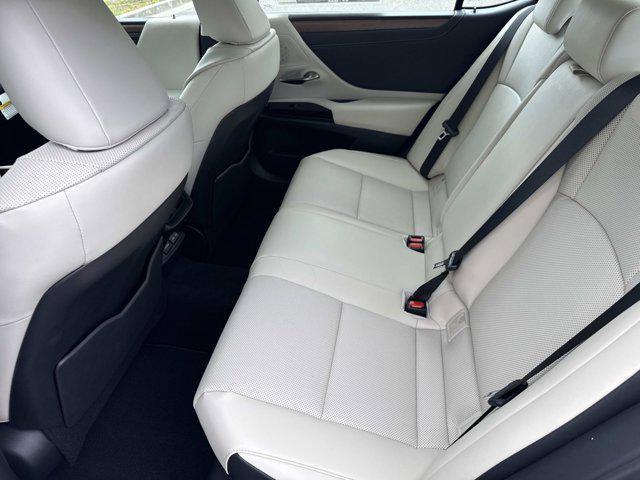 new 2025 Lexus ES 300h car, priced at $51,099