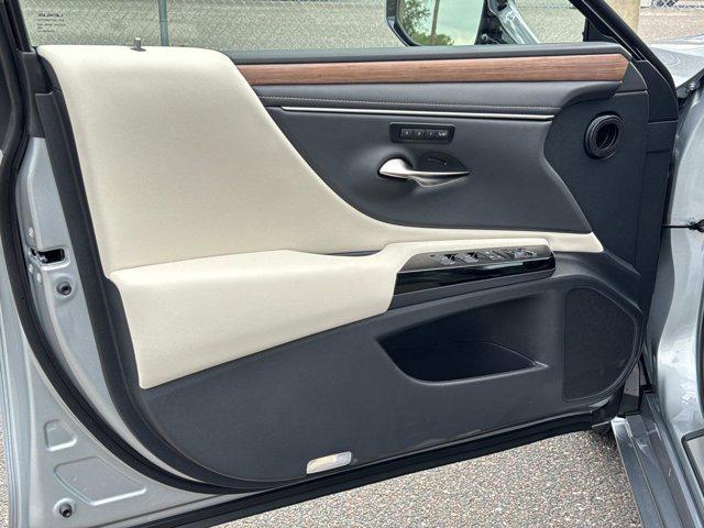new 2025 Lexus ES 300h car, priced at $51,099