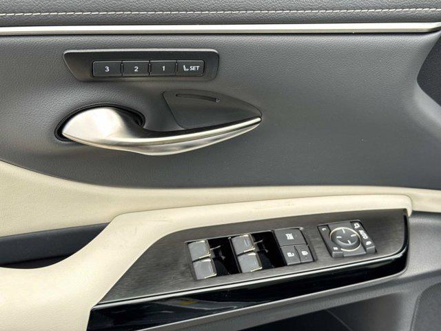 new 2025 Lexus ES 300h car, priced at $51,099