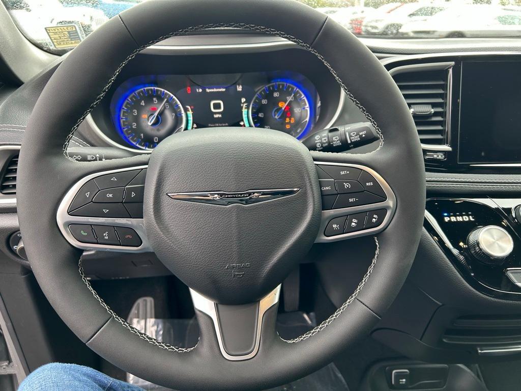 new 2025 Chrysler Pacifica car, priced at $43,992
