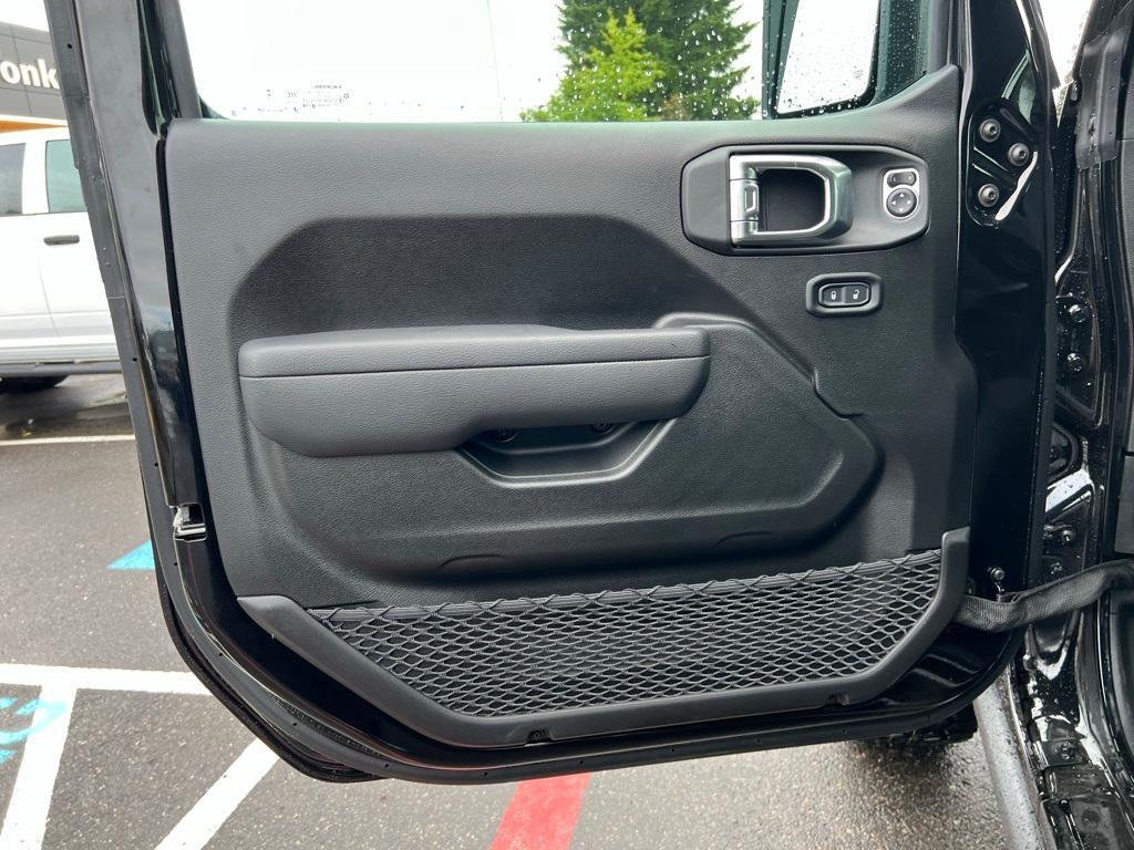 new 2025 Jeep Gladiator car, priced at $46,992