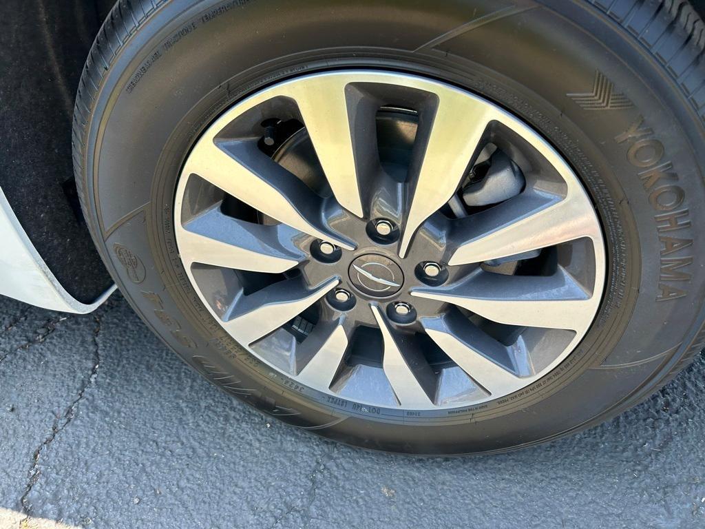 new 2025 Chrysler Pacifica Hybrid car, priced at $48,581