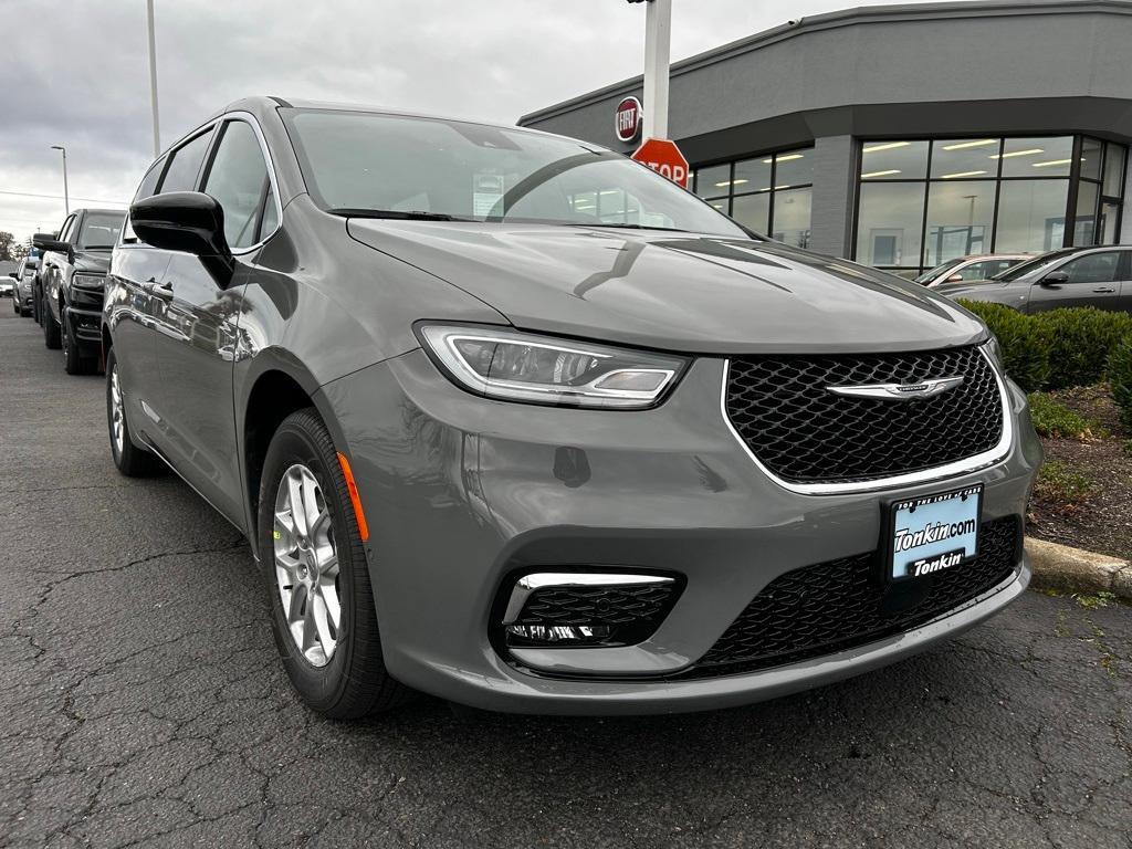 new 2025 Chrysler Pacifica car, priced at $40,992