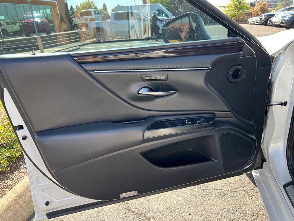 used 2020 Lexus ES 300h car, priced at $30,998