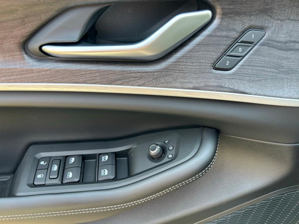 new 2025 Jeep Grand Cherokee car, priced at $46,992