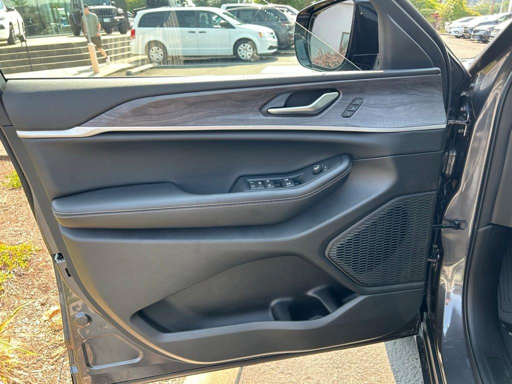new 2025 Jeep Grand Cherokee car, priced at $46,992