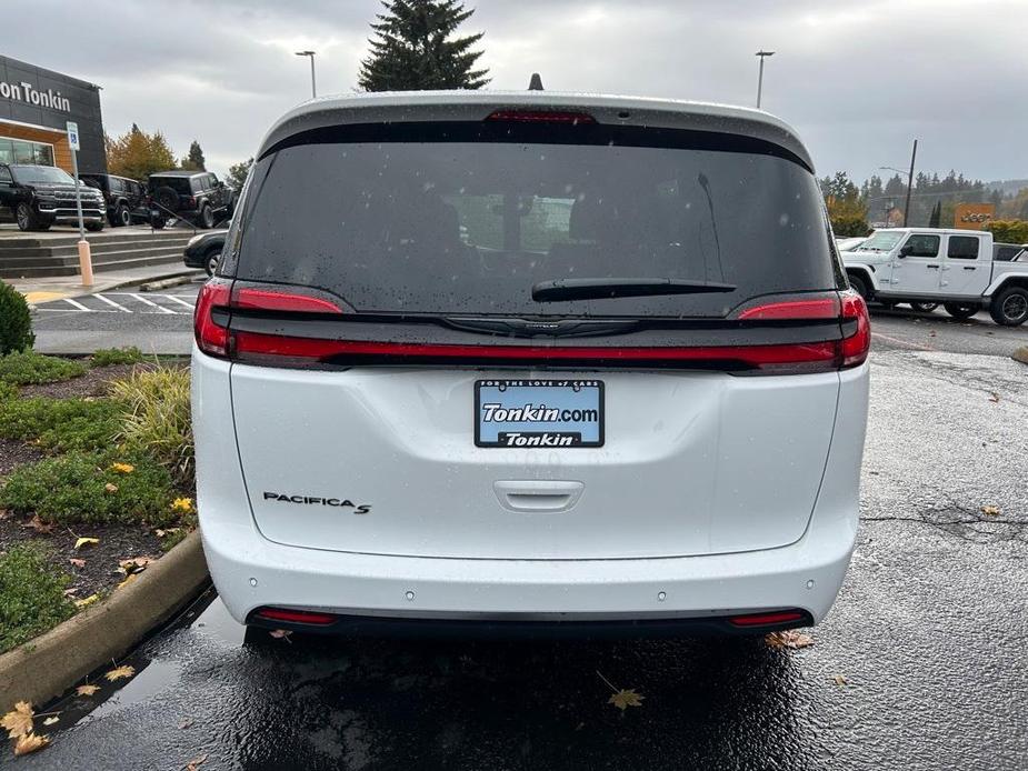 new 2024 Chrysler Pacifica car, priced at $40,177